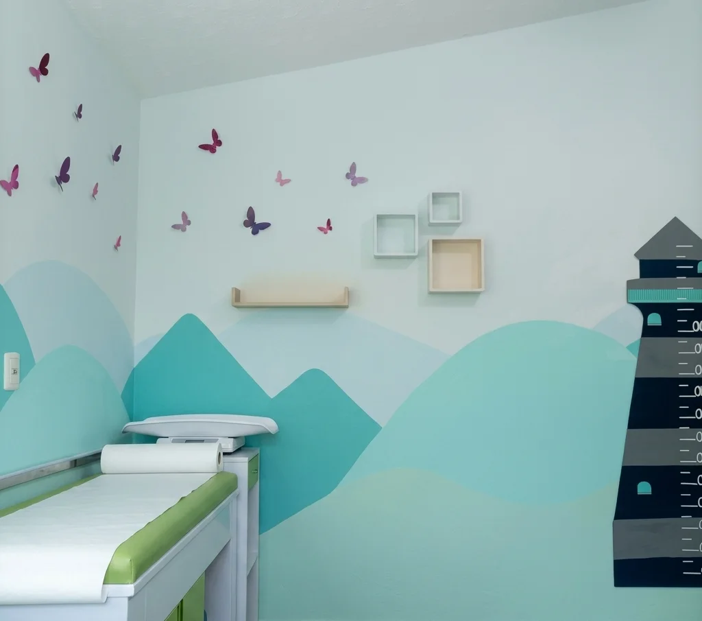 Consultorio pediátrico con decoración infantil